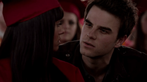 Résumé de l’épisode 23 saison 4  Graduation Kol Bonnie